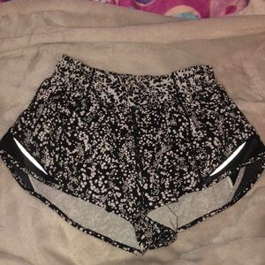 Lululemon Hotty Hot Shorts 2.5*